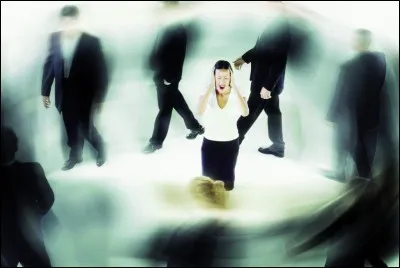 Par quel mot désigne-t-on la peur des espaces publics, de la foule ?