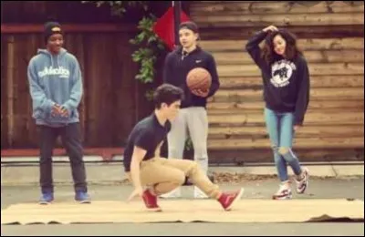 Quel est le nom de son groupe de danse ?