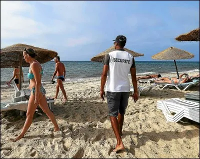 Dans quelle ville est situé le quartier touristique de Plaka ?