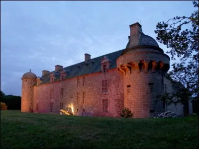 Le château de Kergroadez se situe dans le département des Côtes-d'Armor (22).