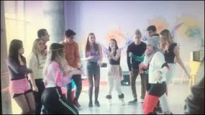 Dans la saison 2, quelle est la chanson de groupe du concours ?