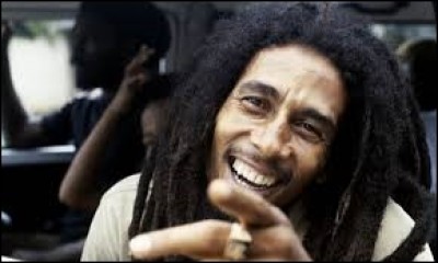 Quel est le nom du groupe qui accompagnait Bob Marley pour chanter ''Jamming'' ?
