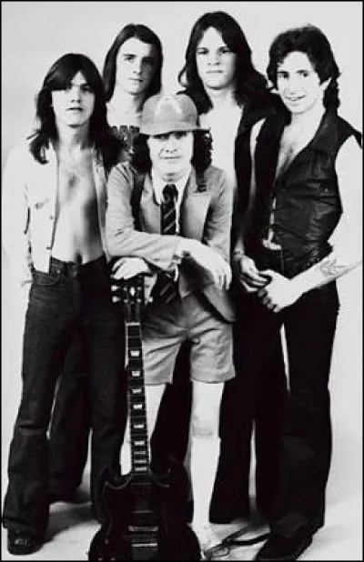 ''Let There Be Rock'' est un titre du groupe AC/DC. Qui joue le rôle de l'évadé d'Alcatraz dans le film ''Rock'' ?