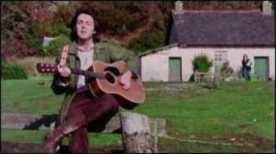 Paul McCartney chante ''Mull of Kintyre'' accompagné du groupe qu'il a fondé après la séparation des Beatles. Quel est son nom ?