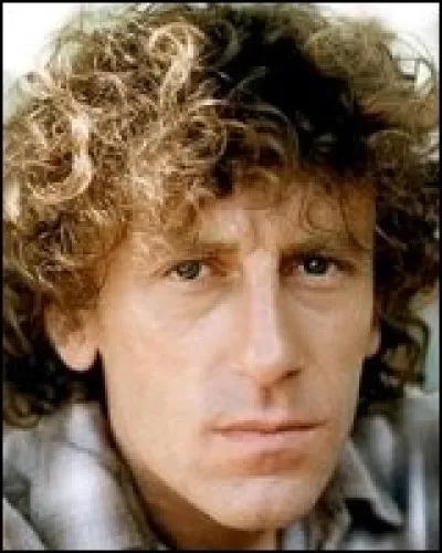 Complétez les paroles de ''Jamais content'' d'Alain Souchon : 

''Puis on m'a enrôlé d'office,
À ---------, dans les parachutistes.
Ils voulaient que je tombe des avions
Accroché à un champignon.''