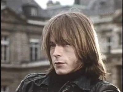 Quel mot cité dans ''Laisse béton'' de Renaud n'est pas une marque ?