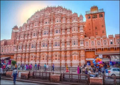 Quelle ville est surnommée "la ville rose" ?