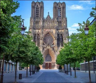 Quelle ville est surnommée "la cité des sacres" ?