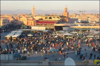 Quelle ville est surnommée "la ville rouge" ?