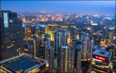 Quelle ville est surnommée "la ville de l'éternel printemps" ?