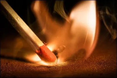 Quel sortilège utilise Hermione pour mettre feu à la cape de Rogue lors du match de quidditch en première année ?