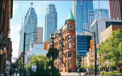 Quel est le nom du réalisateur canadien qui a réalisé le film "Juste la fin du monde" ?