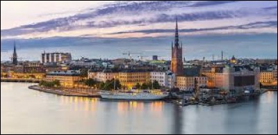 Stockholm est la capitale de/du...