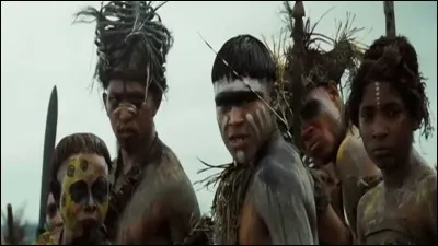 Tu te promènes dans la jungle amazonienne. Soudain, tu rencontres une tribu amazonienne, mais tu ignores que ce sont des cannibales qui veulent te manger. L'un d'entre eux commence à te lécher et à te renifler pour voir si tu as un bon goût ! Que fais-tu ?