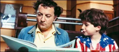 Quel livre Gérard fait-il lire au petit garçon qui a volé dans son magasin ?