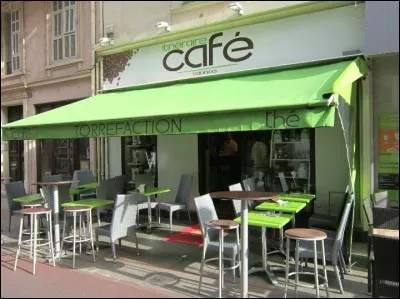 Tu trouves un pull sur une chaise d'un café :