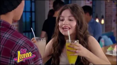 Où Ambre fait-elle l'avant-première, et qui n'invite-t-elle pas ?