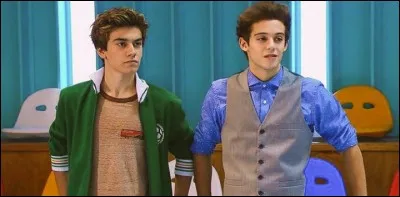 Qui se fait passer pour Felicity Maintenant pour être en couple avec Gaston ?