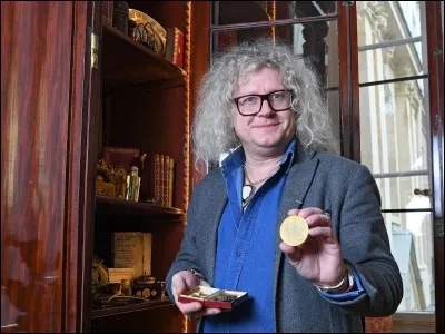 Comment appelle-t-on un collectionneur de couvercles de boites de camembert ?