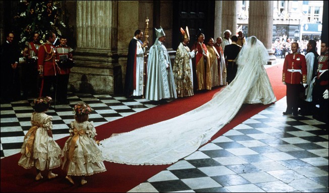 Lady Diana Spencer fut tout d'abord connue et médiatisée pour avoir épousé un membre de la famille royale britannique. Lequel ?