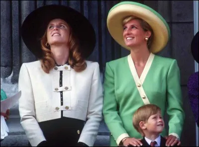 Lady Diana se rapprochera beaucoup de l'épouse du Prince Andrew, le frère de son mari. Celle-ci, "titrée" Duchesse de York se nomme :