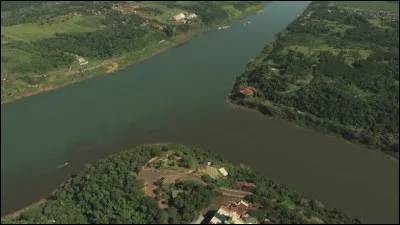 Longueur : 4 099 km 
Embouchure : Océan Atlantique 
Pays traversés : Brésil, Paraguay...
à savoir : Formé de la confluence de deux rivières. 
Quel est ce fleuve ?
