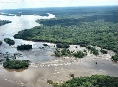 Longueur : 4 700 km 
Embouchure : Océan Atlantique 
Pays traversé : Angola ...
à savoir : Était appelé Zaïre avant 1990. 
Quel est ce fleuve ?