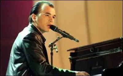 Complétez le titre de cette chanson : "Chante la rue...