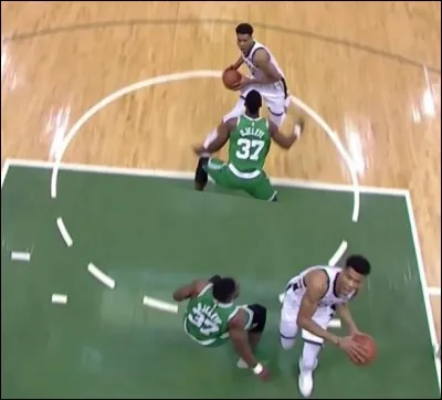 Comment s'appelle ce double-pas ici effectu&eacute; par Giannis Antetokounmpo ?