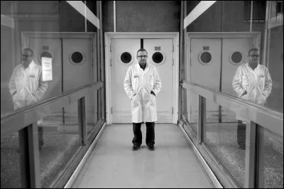 Quelle maladie provoque des changements d'humeur extrêmes, passant par l'euphorie, la tristesse et l'agressivité ?