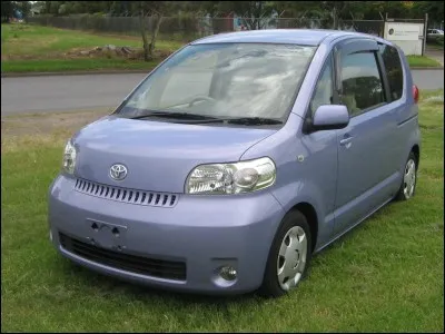 Si vous vous souvenez de vos cours de français, vous connaissez la métonymie, le fait de désigner un contenu par un contenant ou alors un tout par une partie (etc.) comme c'est le cas ici, pour cette ingénieuse petite Toyota.