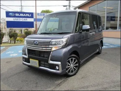 Sa silhouette peut faire douter de sa tenue au vent, mais en terme de ratio gabarit/espace, difficile de battre les keijidosha aussi appelées key car. Celle-ci, de Subaru, doit être en plus bien pratique à laver car c'est la..