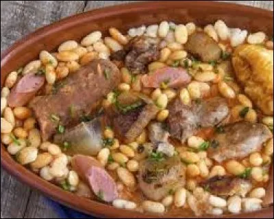 Comment s'appelle ce plat venu du Languedoc composé de haricots et de confits de canard ?