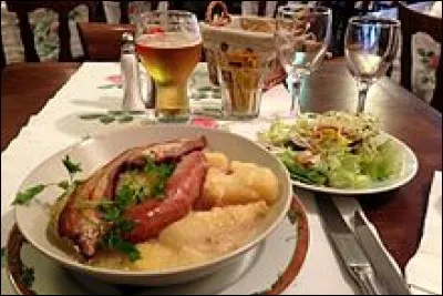 Comment s'appelle ce plat à base de pommes de terre, lard, oignon et qui vient des Ardennes ?