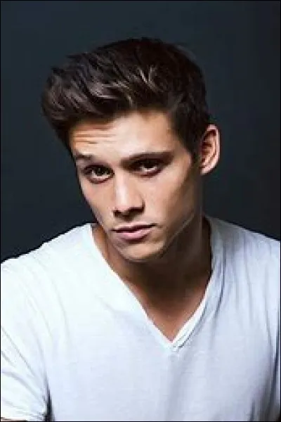 Qui joue le rôle de Montgomery de la Cruz ?