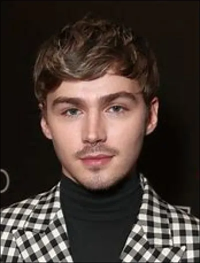 Qui joue le rôle de Alex Standall ?