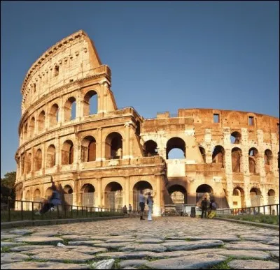 Histoire - En terme de capacité, à quel stade actuel le Colisée est-il comparable ?