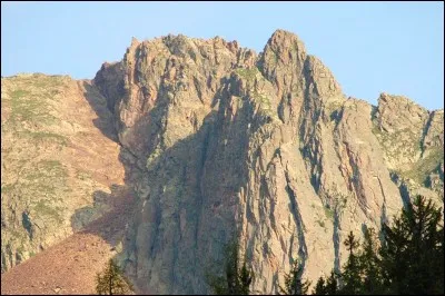 Dans quelle chaîne de montagne, le massif des aiguilles Rouges se trouve-t-il ?