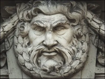 Qui est un dieu depuis sa naissance ?