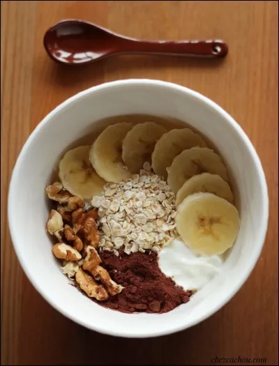 Ton senpai a oublié son déjeuner chez lui et vient te voir pour te demander si tu aurais quelque chose pour lui, que fais-tu ?