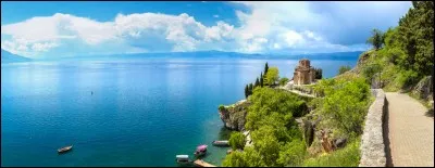 Lequel de ces lacs n'est pas dans les Alpes ?