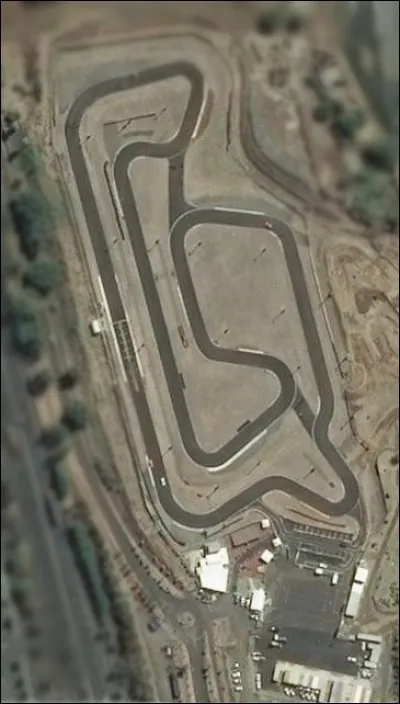 À l'extérieur maintenant, ce circuit a pour but d'apprendre aux élèves la conduite sur un vrai engin, avant être mis sur la voie publique, avec les autres usagers. Où se situe ce circuit ?