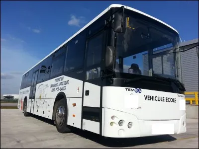 Sur le parking maintenant sont stationnés les différents véhicules de l'auto-école. À quel permis correspond celui-ci ?