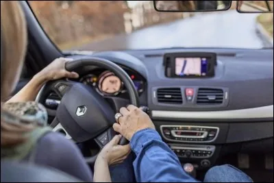 Enfin, quel est le métier de la personne qui est chargée d'évaluer la conduite d'un candidat ?