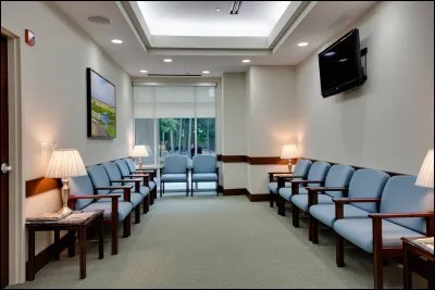 Elle vous fait patienter dans la salle d'attente. Quel type de téléviseur est présent dans la salle ?