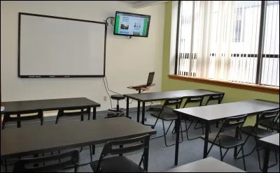 Un moniteur d'auto-école fait cours pour les élèves dans cette salle de...