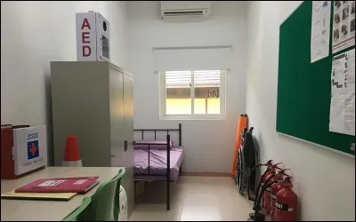 Une salle est dédiée au secouriste présent dans l'entreprise. Ceci est donc une salle de...