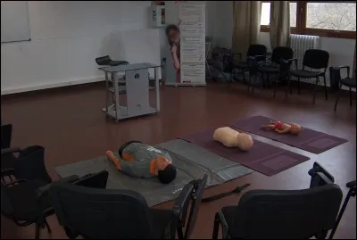 Il forme également les élèves aux gestes de premiers...