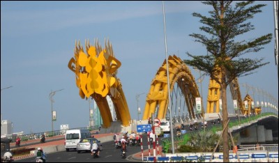Dans quelle ville du Vietnam, ce pont en forme de serpent jaune est-il construit ?