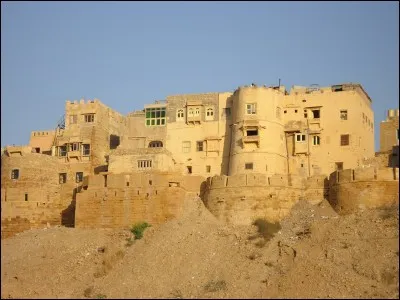 Quelle ville est surnommée "la ville jaune" ?